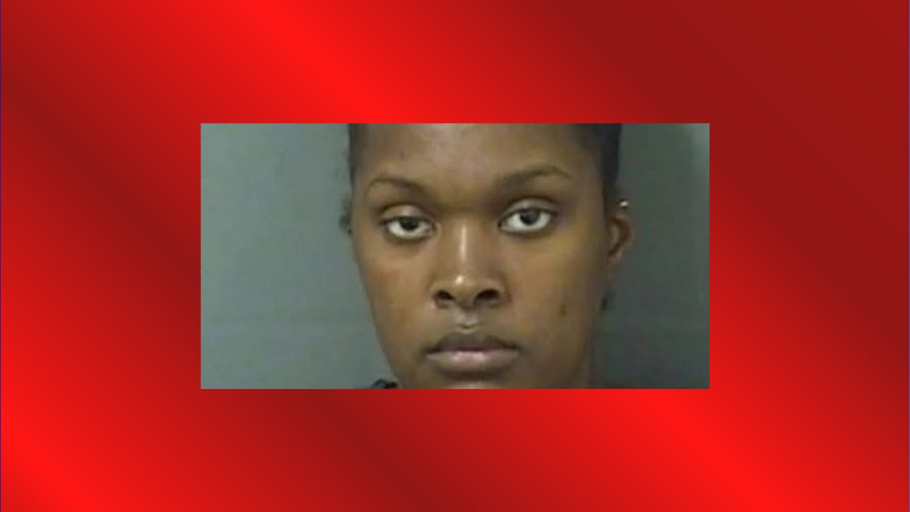 Madre Arrestada en Palm Beach por Apuñalar Más de 20 Veces a Su Hija de 3 Años